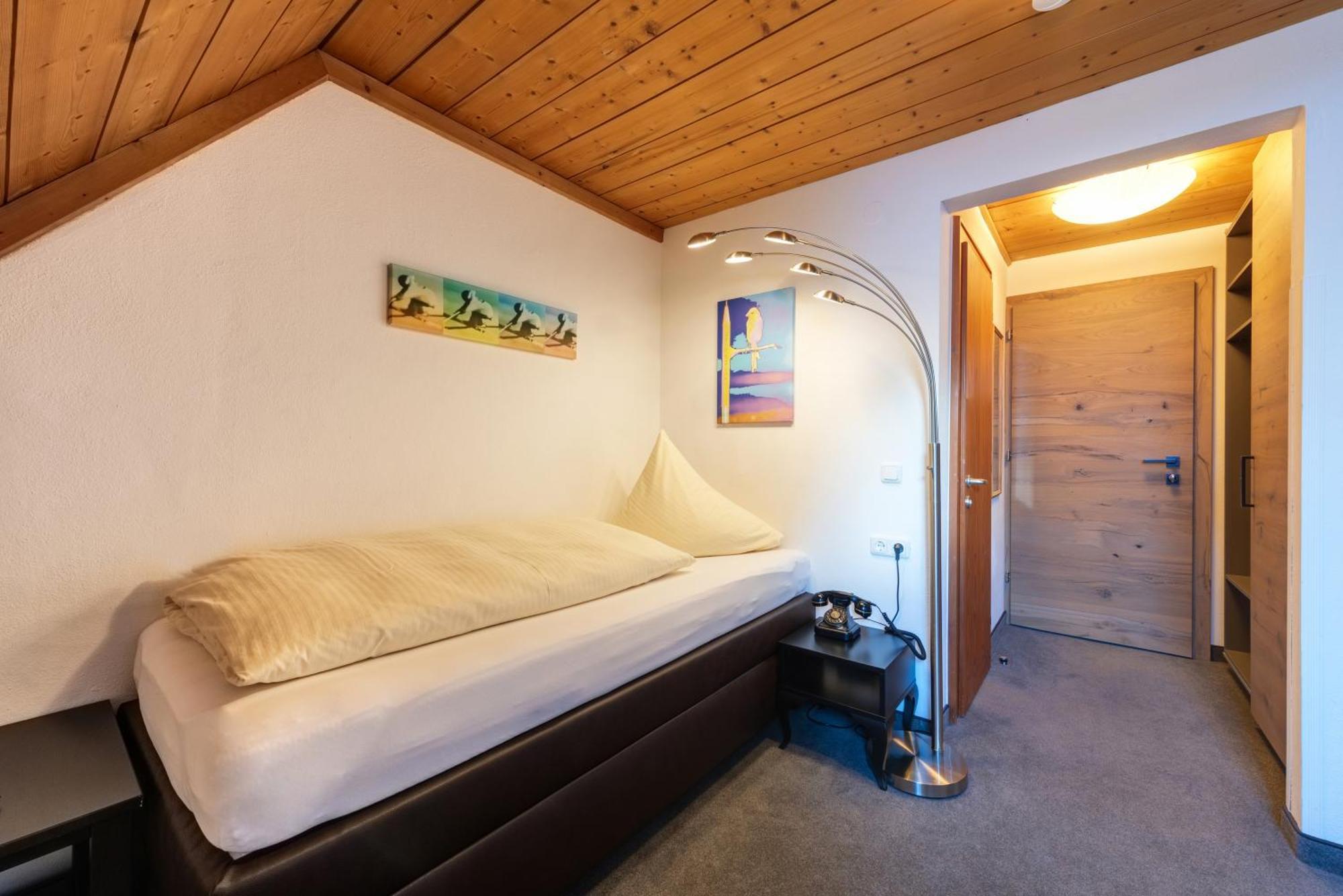 Hotel Pension Kirchplatz Sankt Anton am Arlberg Phòng bức ảnh
